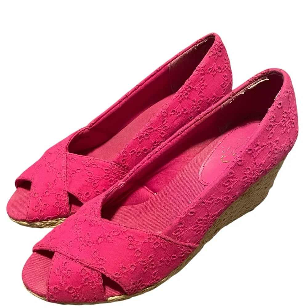 E2 - Chaps Size 10 eyelet Pink Wedge Peep Toe Shoes